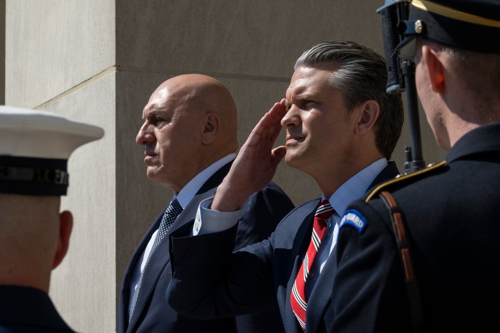 SW Hosts Italian MINDEF at Pentagon