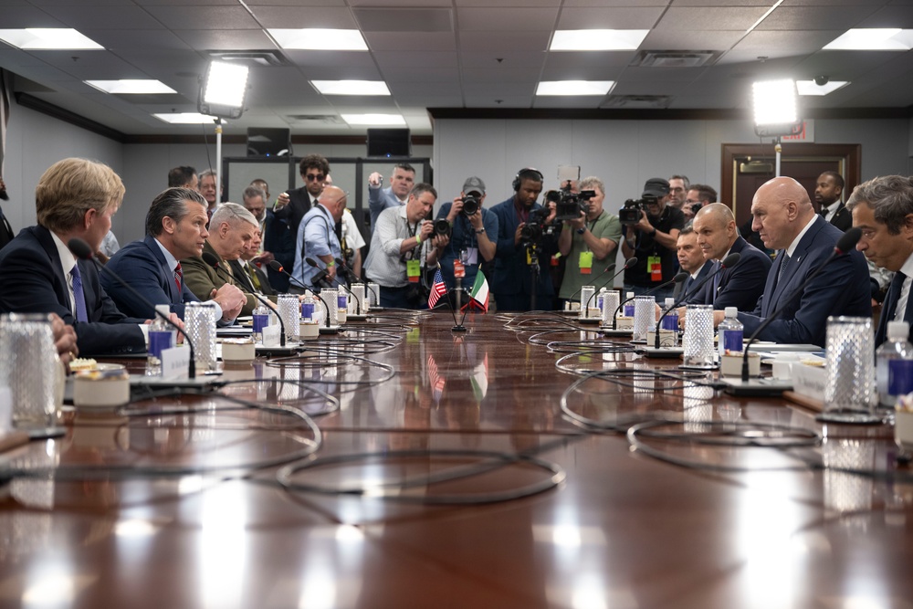 SW Hosts Italian MINDEF at Pentagon
