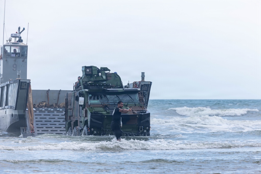 Fleet Exercise 250 | French marine corps offload