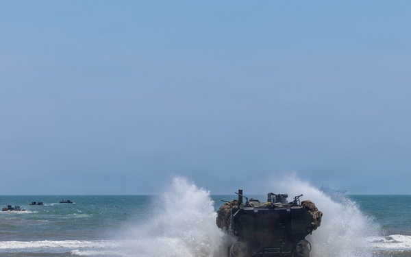 Fleet Exercise 250 | amphibious combat vehicle splash