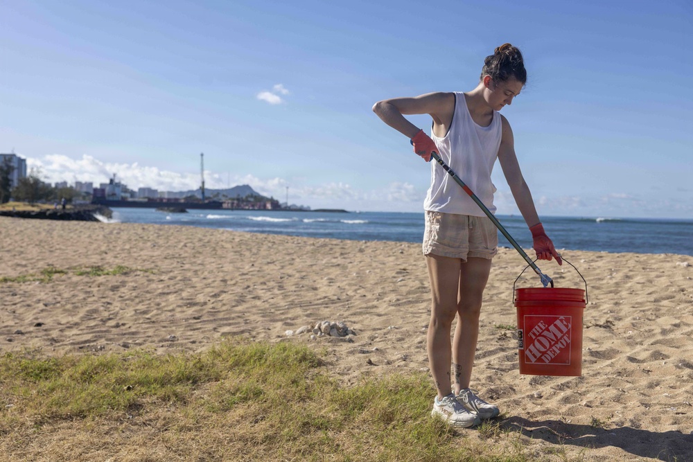 Sailors, Airmen Take Part in Sand Island State Recreation Area Cleanup