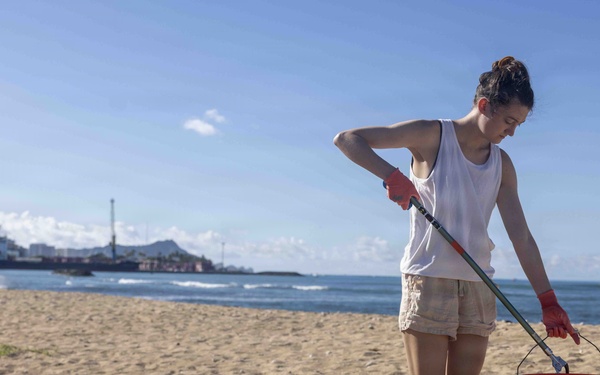 Sailors, Airmen Take Part in Sand Island State Recreation Area Cleanup