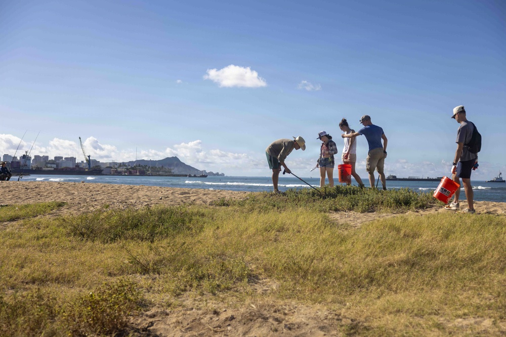 Sailors, Airmen Take Part in Sand Island State Recreation Area Cleanup