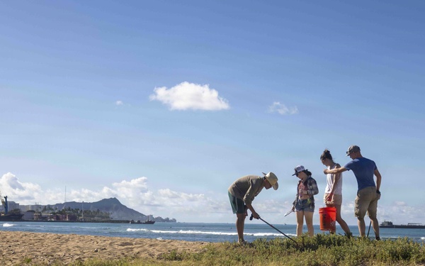Sailors, Airmen Take Part in Sand Island State Recreation Area Cleanup