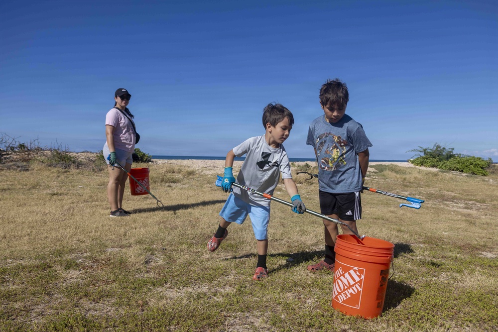 Sailors, Airmen Take Part in Sand Island State Recreation Area Cleanup