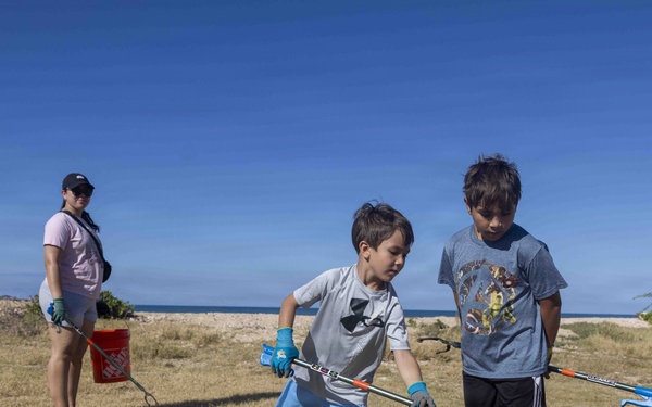 Sailors, Airmen Take Part in Sand Island State Recreation Area Cleanup