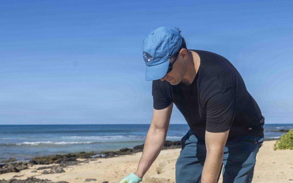 Sailors, Airmen Take Part in Sand Island State Recreation Area Cleanup