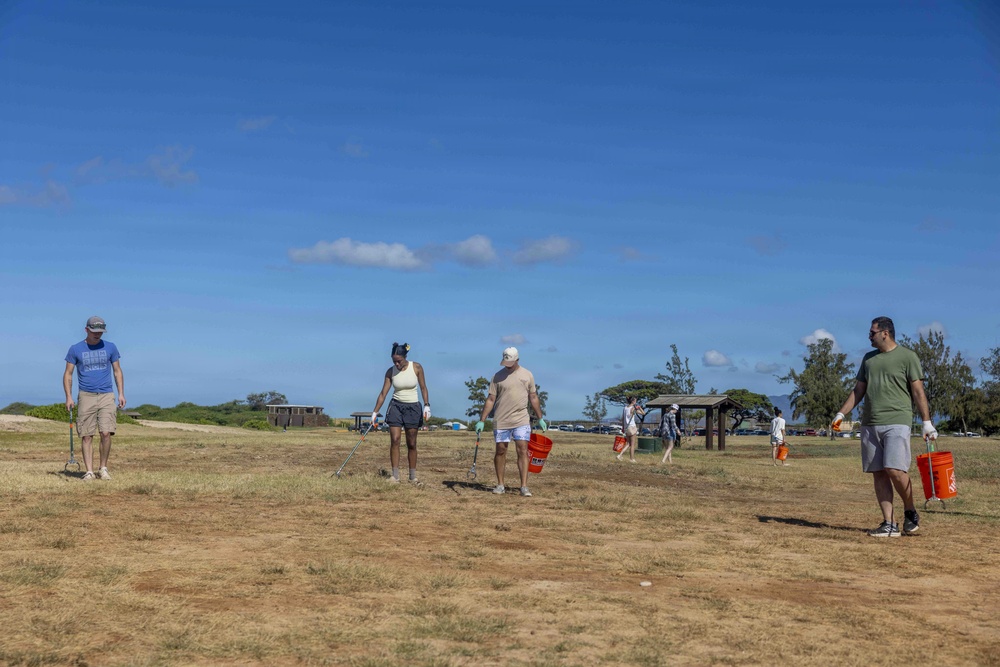 Sailors, Airmen Take Part in Sand Island State Recreation Area Cleanup
