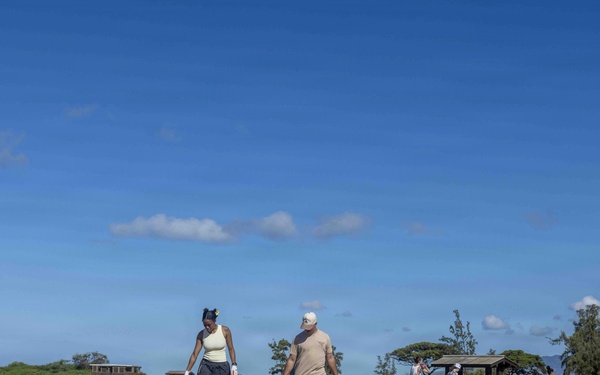 Sailors, Airmen Take Part in Sand Island State Recreation Area Cleanup