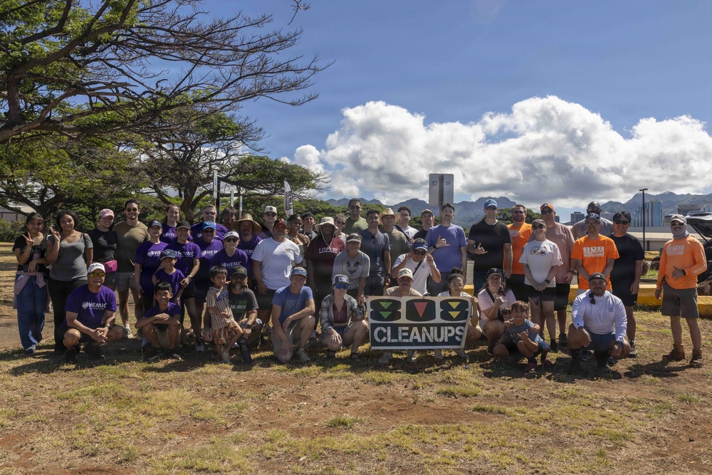 Sailors, Airmen Take Part in Sand Island State Recreation Area Cleanup