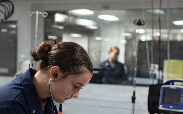 Kearsarge Midshipmen Conduct Medical Training