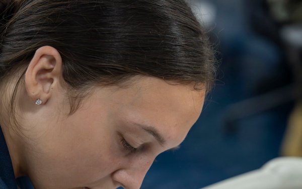 Kearsarge Midshipmen Conduct Medical Training