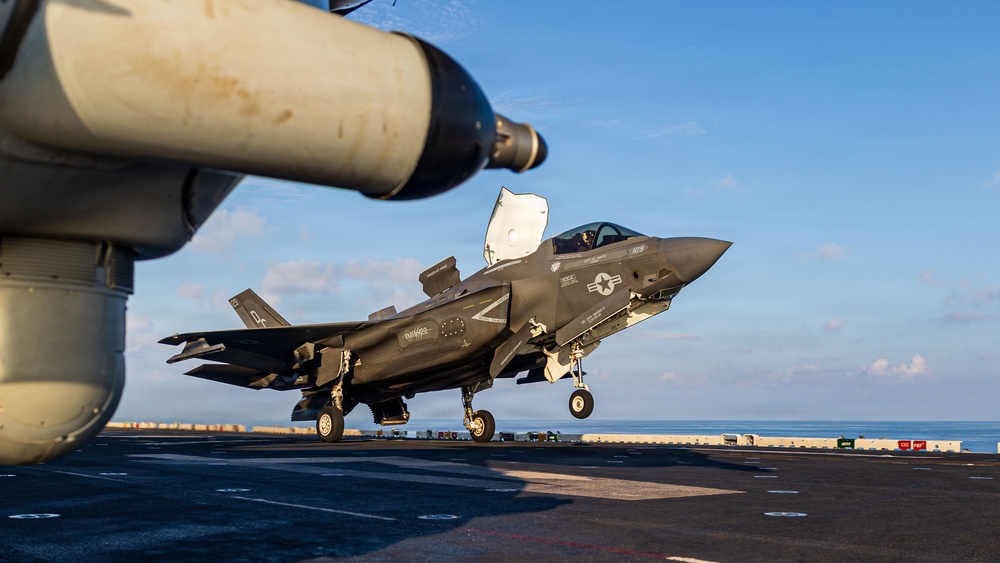 11th MEU Marines, Sailors Conduct Flight Operations Aboard USS Boxer