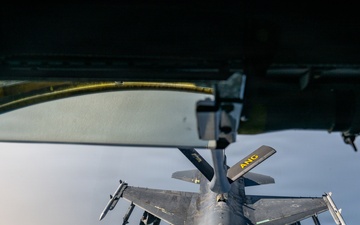 KC-135 refuels F-16s in CENTCOM