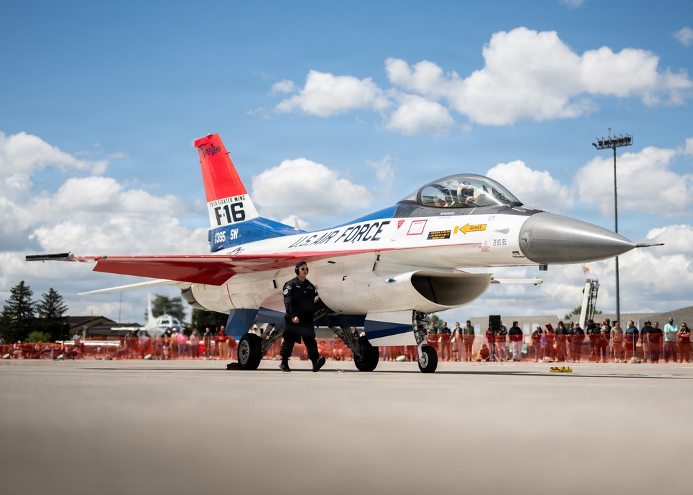 Viper Demo performs at Fairchild AFB