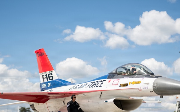 Viper Demo performs at Fairchild AFB