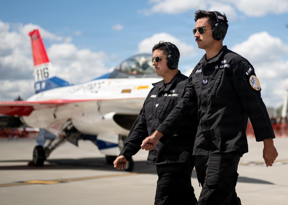 Viper Demo performs at Fairchild AFB