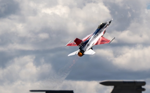 Viper Demo performs at Fairchild AFB