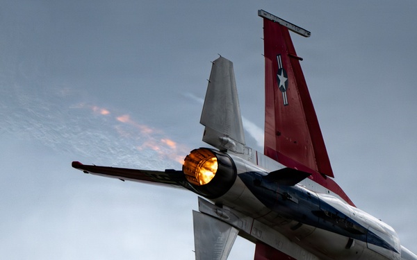 Viper Demo performs at Fairchild AFB
