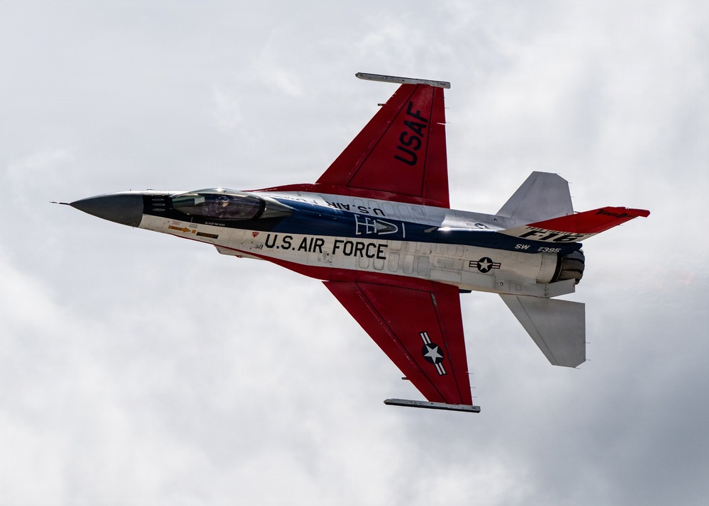 Viper Demo performs at Fairchild AFB