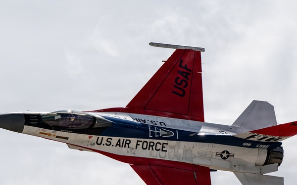 Viper Demo performs at Fairchild AFB
