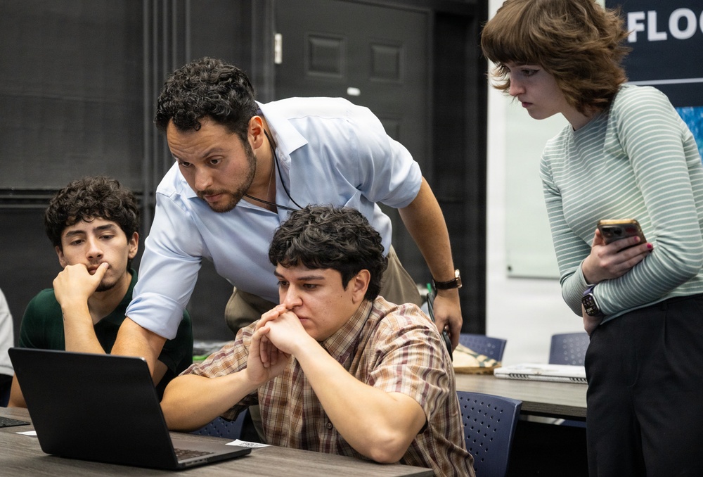 College Students Learn by Teaching in Fathomwerx Fridays Workshop Series
