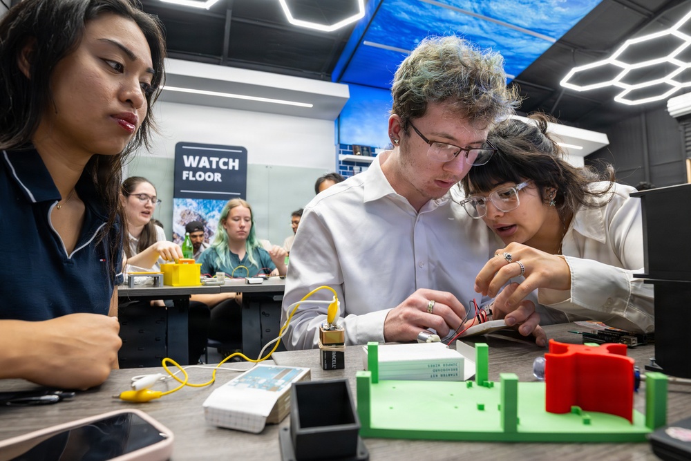 College Students Learn by Teaching in Fathomwerx Fridays Workshop Series
