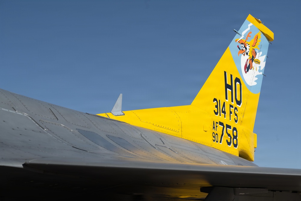 Holloman pilot inspects F-16