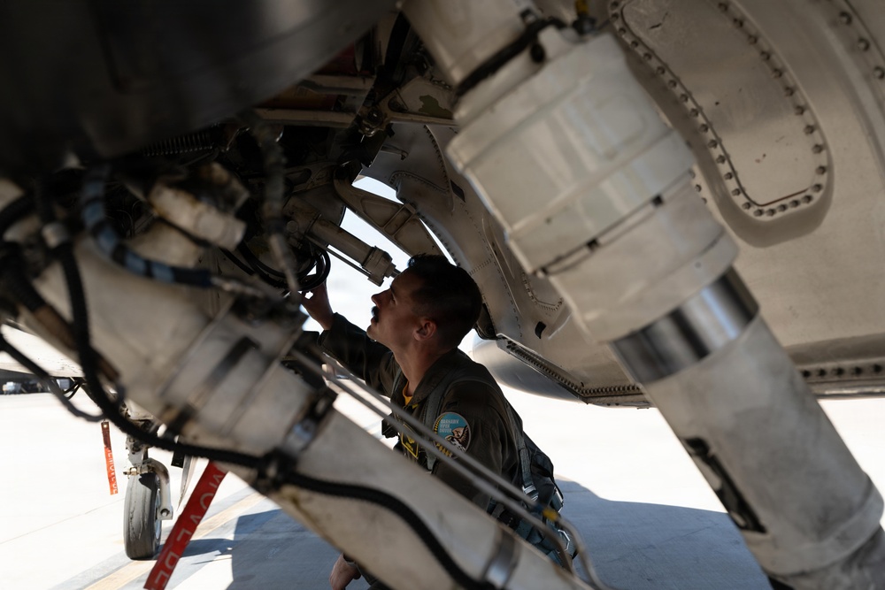 Holloman pilot inspects F-16