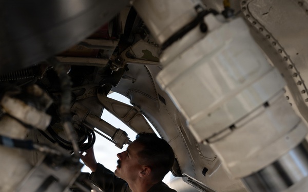 Holloman pilot inspects F-16