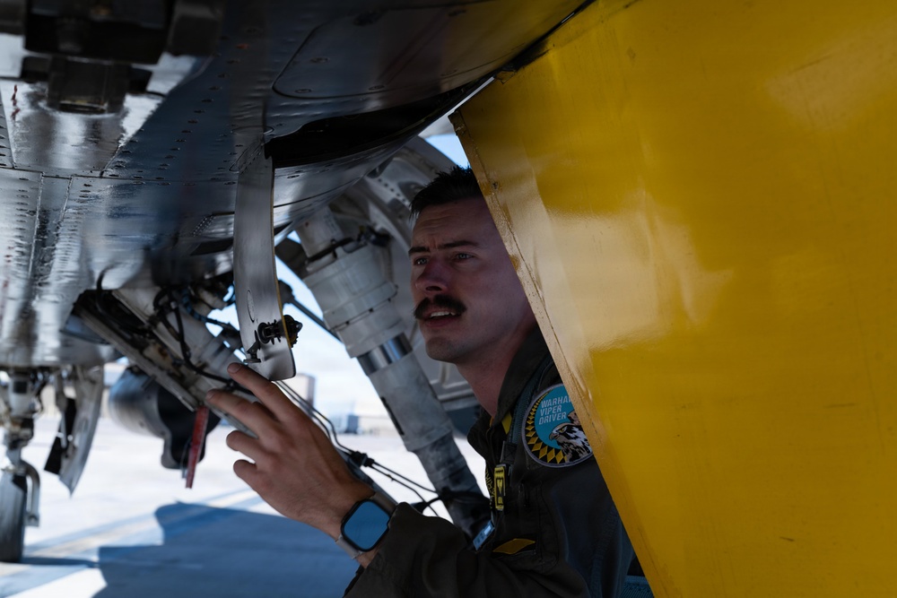 Holloman pilot inspects F-16