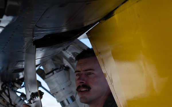 Holloman pilot inspects F-16