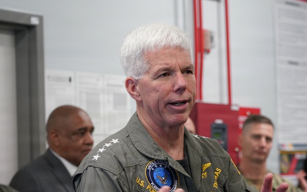 U.S. Fleet Forces Commander Visits Naval Health Research Center, Praises Innovations in Warfighter Health and Readiness