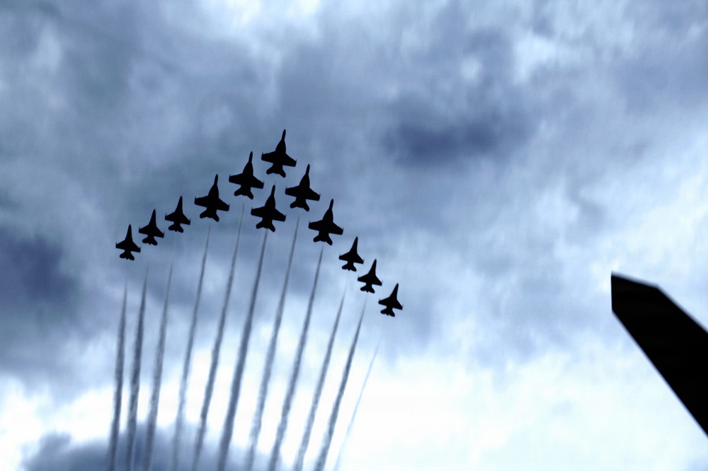 Thunderbirds, Blue Angels fly in rare Super Delta formation