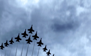 Thunderbirds, Blue Angels fly in rare Super Delta formation