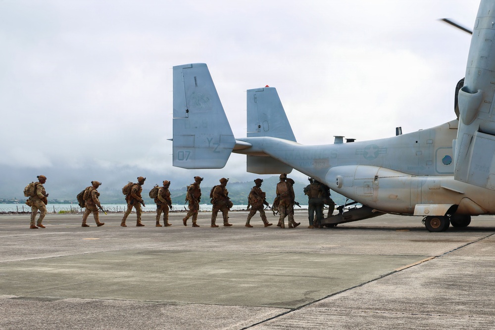 VMM-363 supports 25th Infantry Division during air assault training exercise