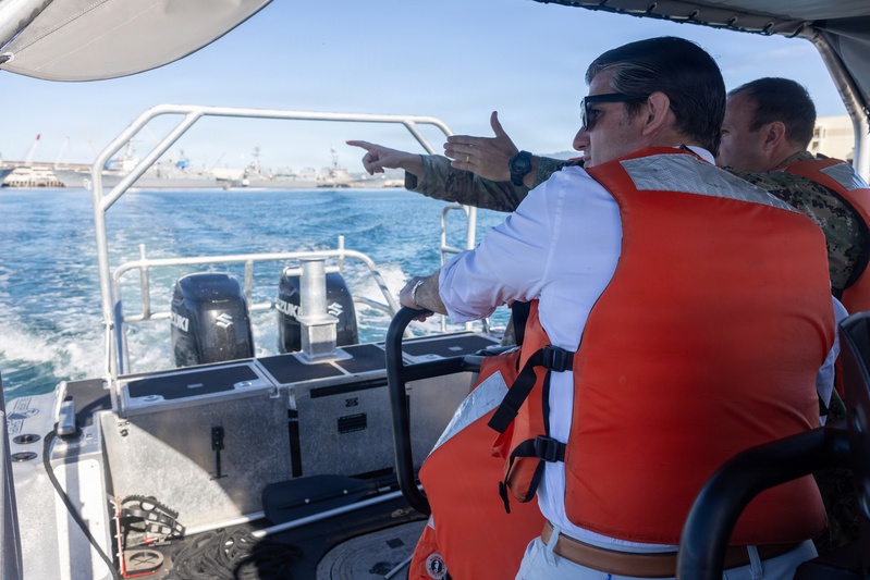 ASW Derrick Anderson Visits Naval Special Warfare Group Eight