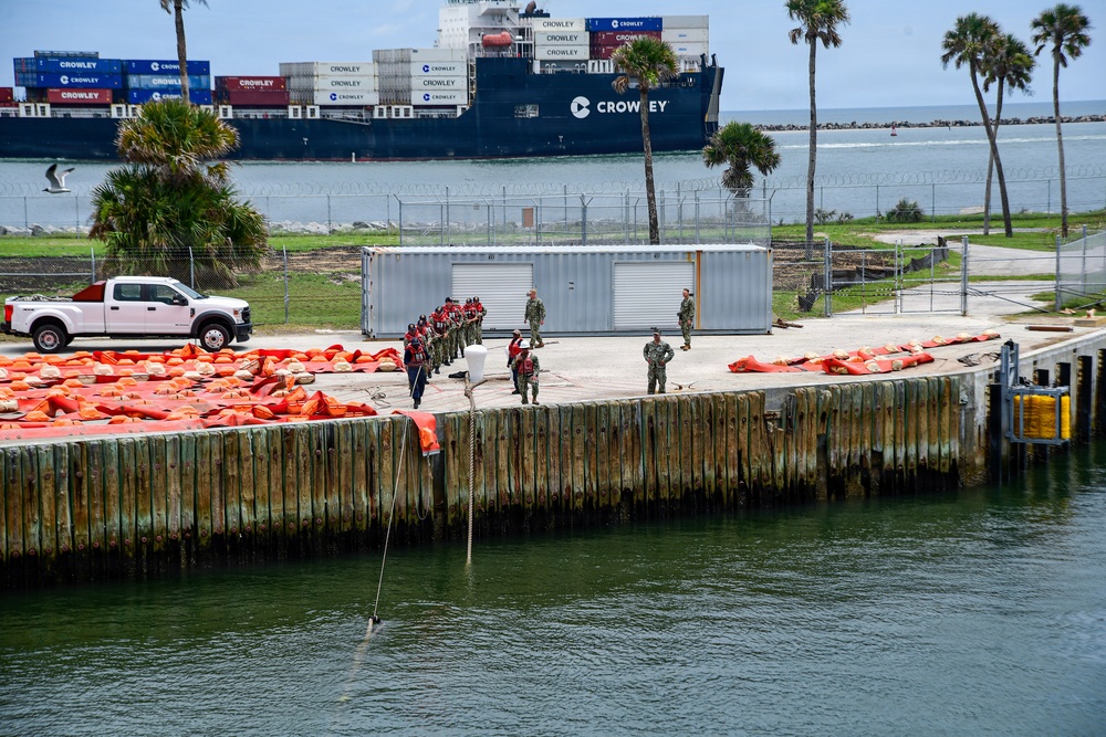 Nimitz Oulls Into Mayport Florida
