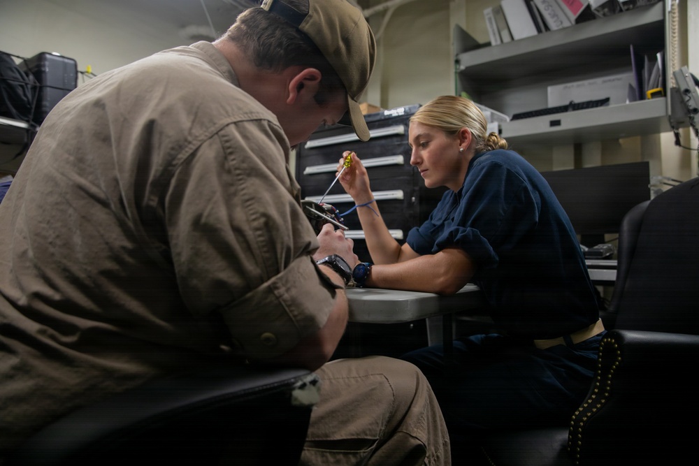 Midshipman participate in maintenance aboard USS Arlington (LPD 24)