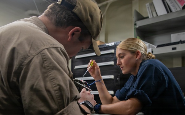 Midshipman participate in maintenance aboard USS Arlington (LPD 24)