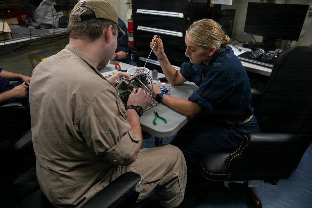 Midshipmen participate in maintenance aboard USS Arlington (LPD 24)