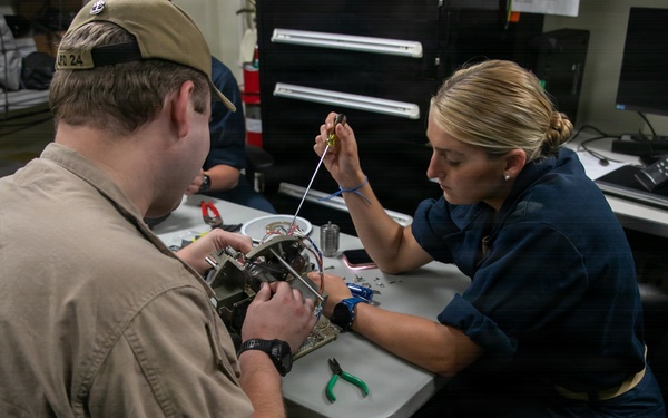 Midshipmen participate in maintenance aboard USS Arlington (LPD 24)