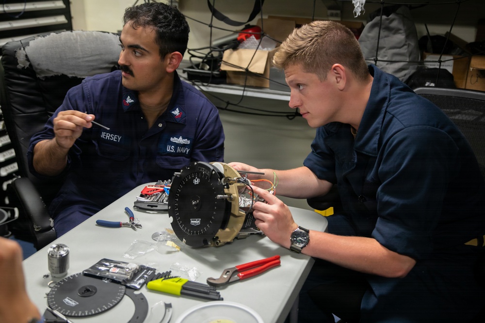 Midshipman participate in maintenance aboard USS Arlington (LPD 24)