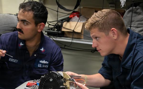 Midshipman participate in maintenance aboard USS Arlington (LPD 24)