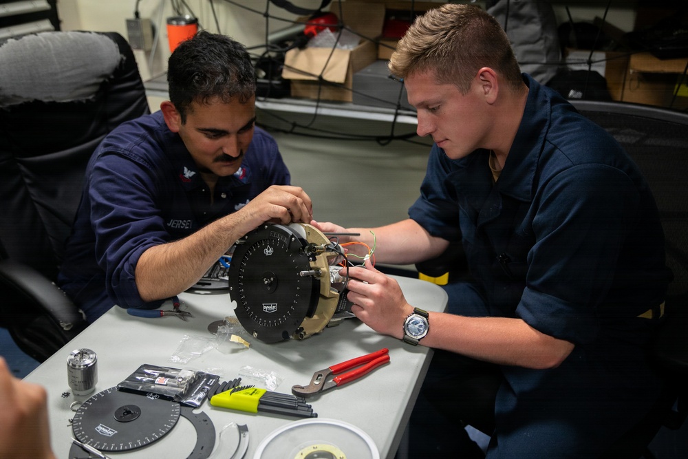 Midshipman participate in maintenance aboard USS Arlington (LPD 24)