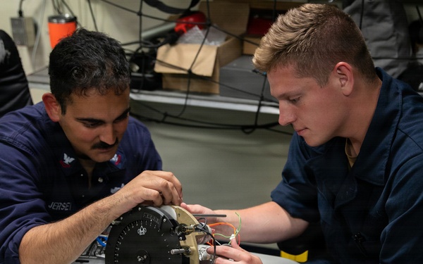 Midshipman participate in maintenance aboard USS Arlington (LPD 24)