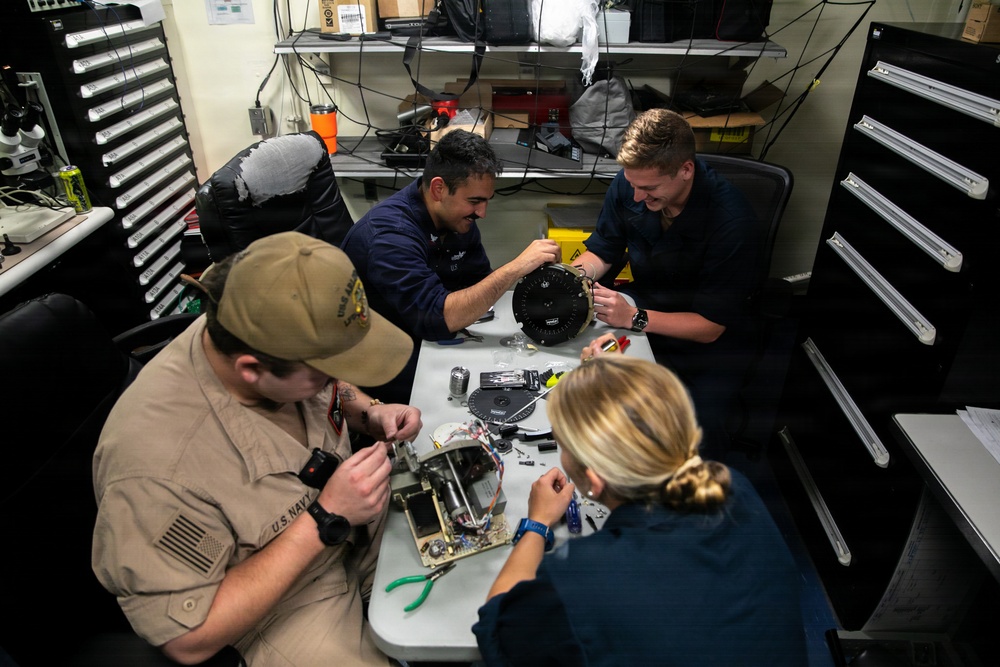 Midshipman participate in maintenance aboard USS Arlington (LPD 24)