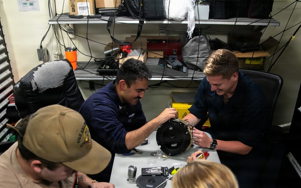 Midshipman participate in maintenance aboard USS Arlington (LPD 24)