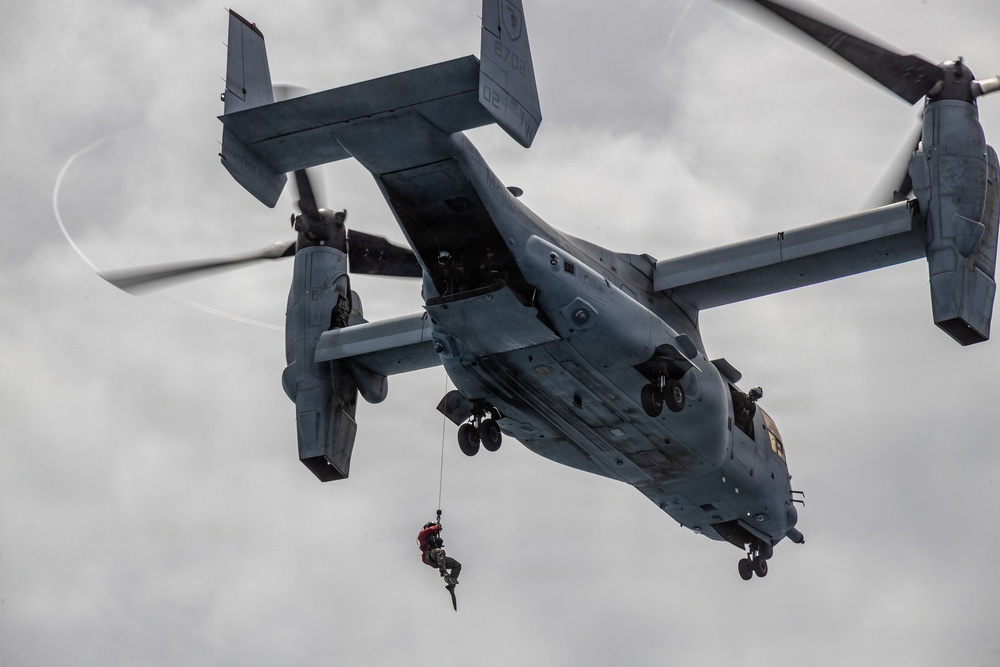 VMM-165 conducts search and rescue training