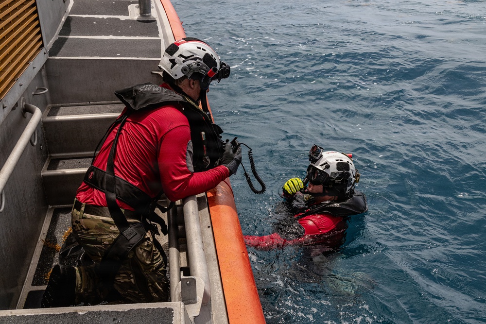 VMM-165 conducts search and rescue training